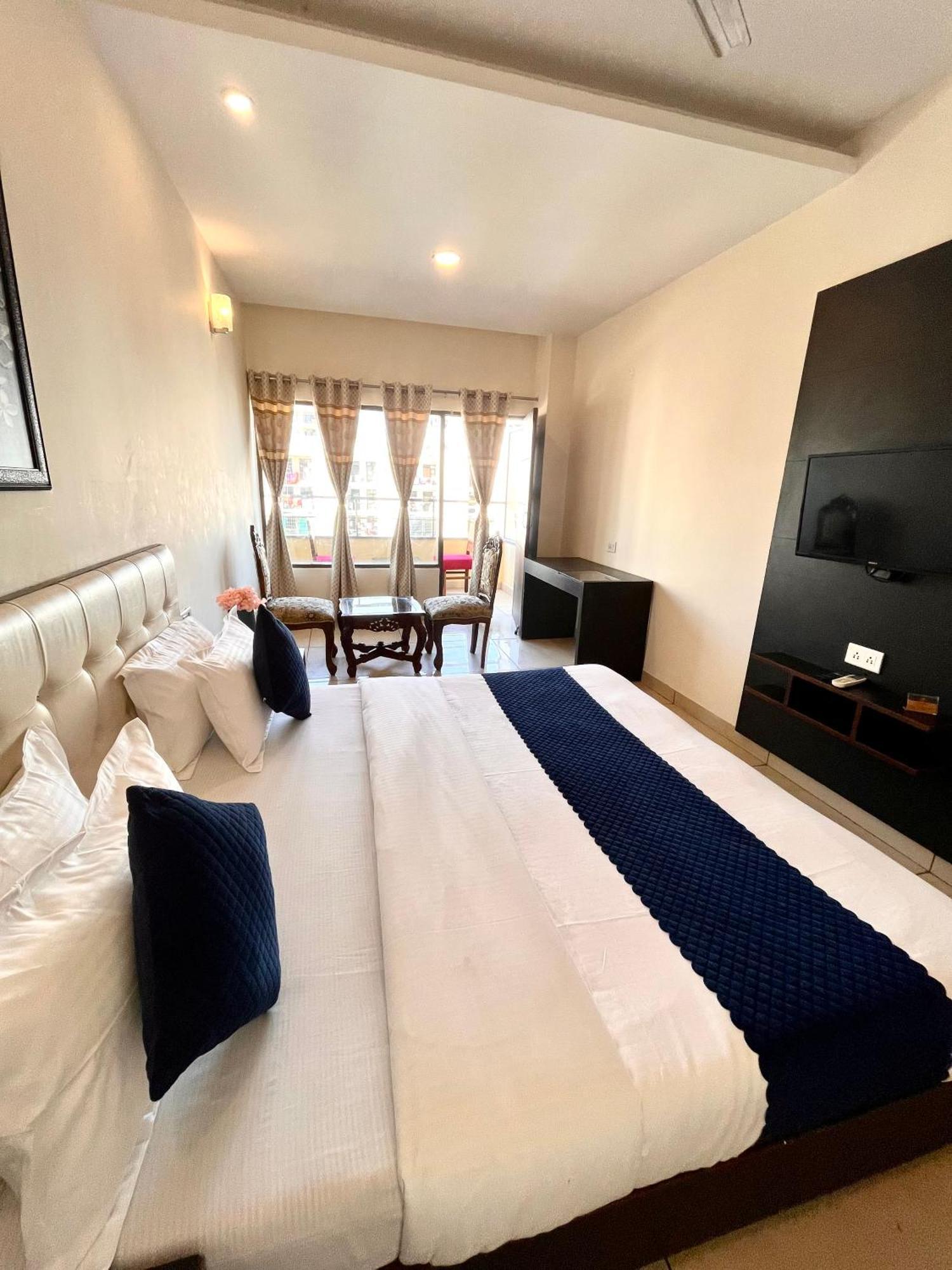 Jb Residency Zirakpur !! Top Rated & Most Awarded Property In Zirakpur 호텔 외부 사진