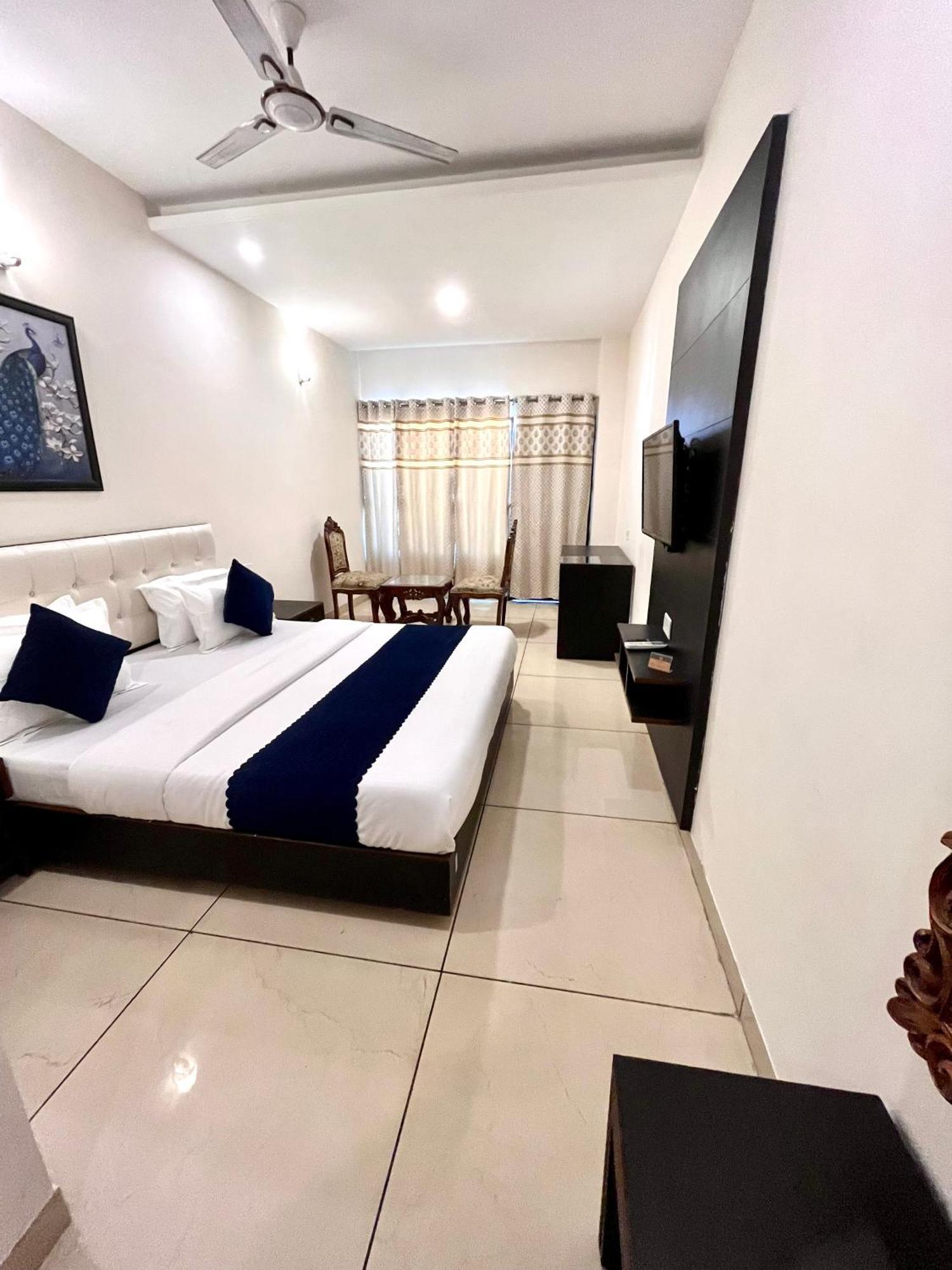 Jb Residency Zirakpur !! Top Rated & Most Awarded Property In Zirakpur 호텔 외부 사진