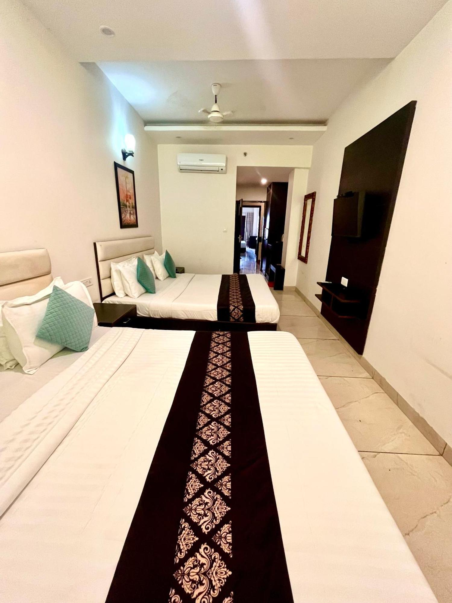 Jb Residency Zirakpur !! Top Rated & Most Awarded Property In Zirakpur 호텔 외부 사진