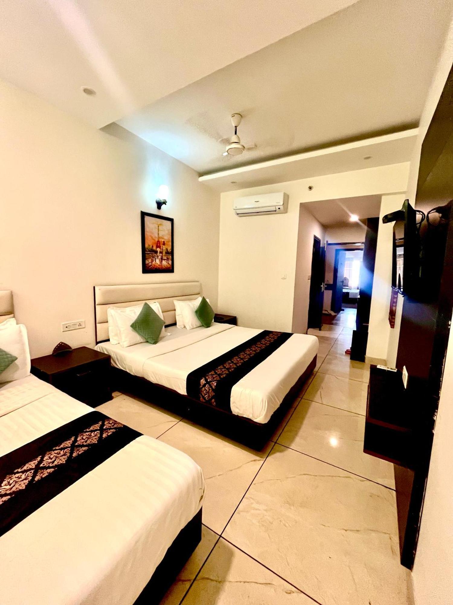 Jb Residency Zirakpur !! Top Rated & Most Awarded Property In Zirakpur 호텔 외부 사진